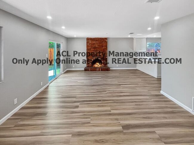 Building Photo - Stylishly Renovated Home with New Kitchen ...