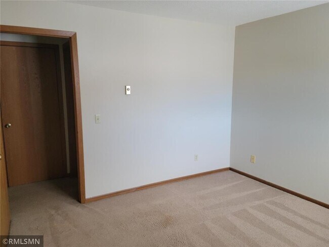 Building Photo - 1285 Bartosh Ln
