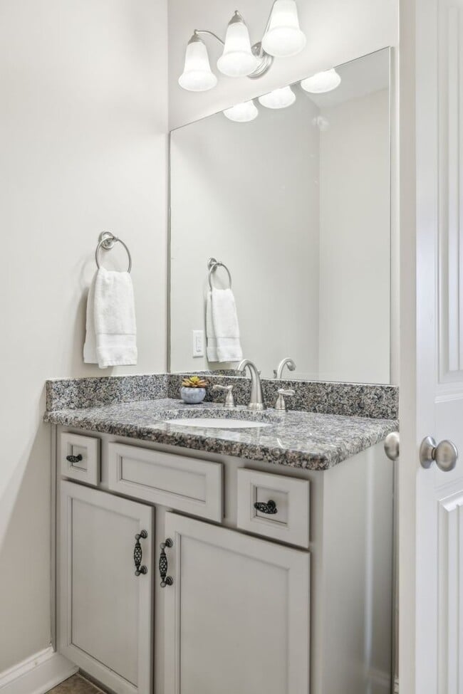 Building Photo - 3 BR/2.5 BA Luxury Townhome