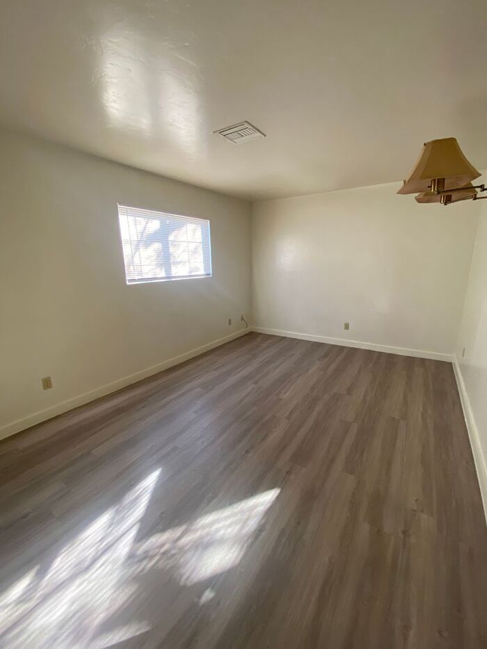 Building Photo - 1416 E Linden St