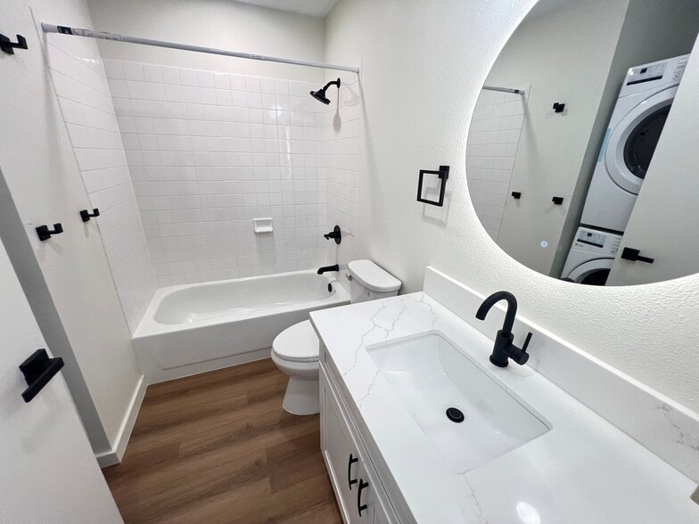 Building Photo - 94-690-690 Lumiauau St