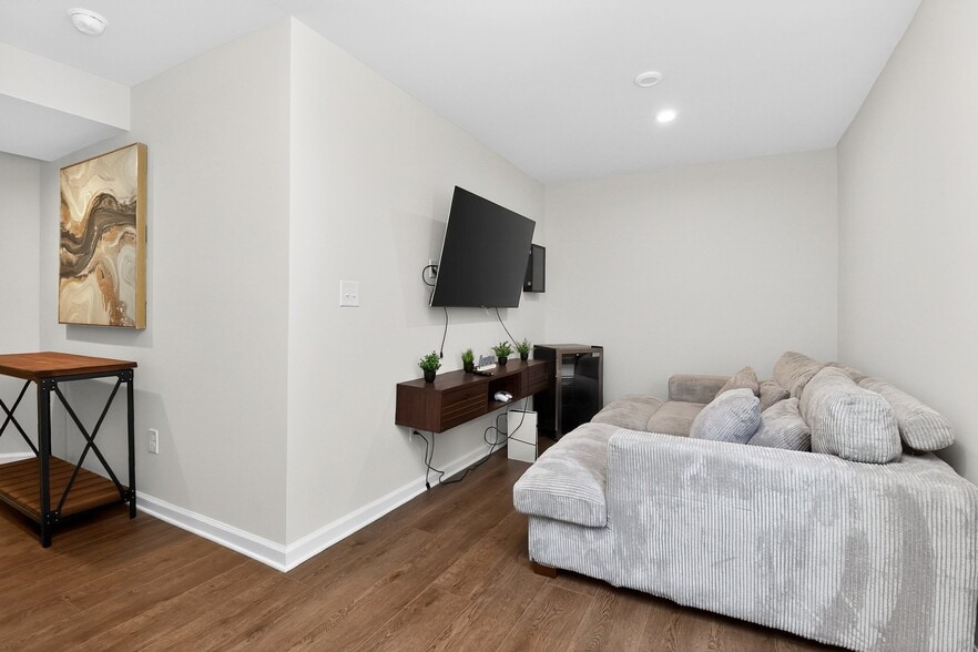 Building Photo - 5710 Granbury Dr