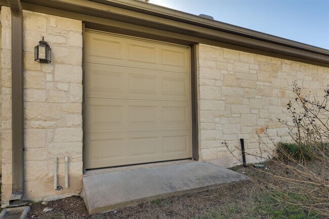 Building Photo - 132 Lakeway Dr