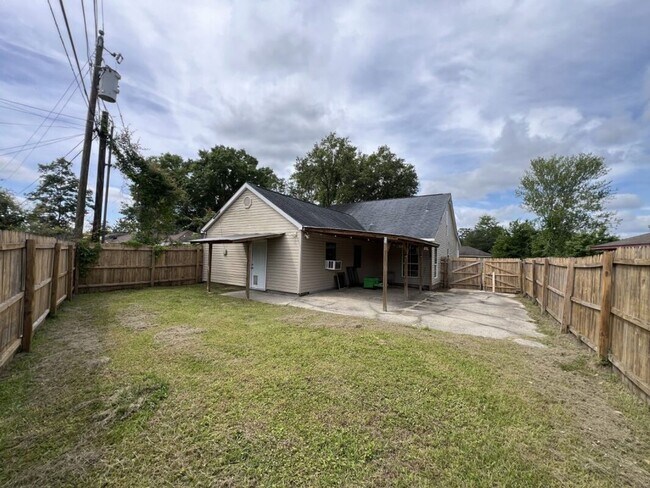 Building Photo - 8725 Fairoaks St