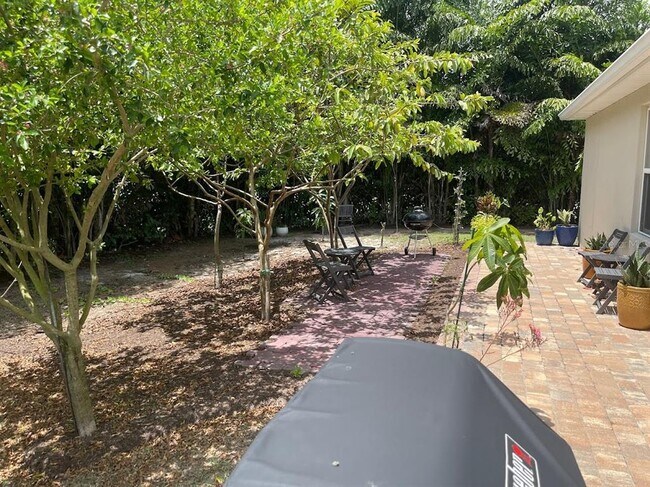 Building Photo - 690 Hadley Pl E