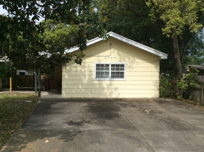 Building Photo - Large one Bedroom