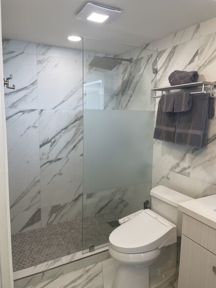 Primary bathroom - 700 E Ocean Blvd