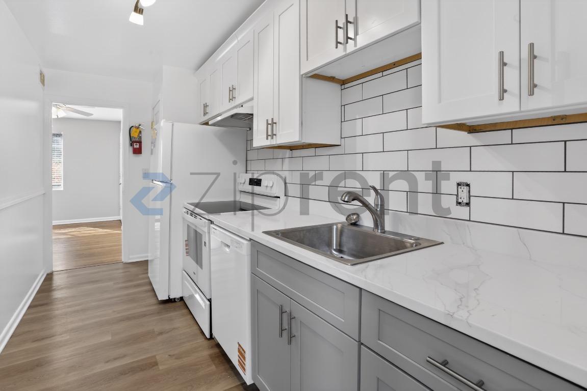Building Photo - Unit B