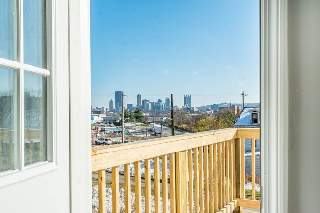 Building Photo - Stunning 4 bedroom home in Pittsburgh avai...
