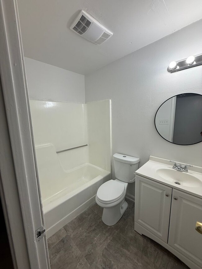 Building Photo - DM 2041-2043 Helm