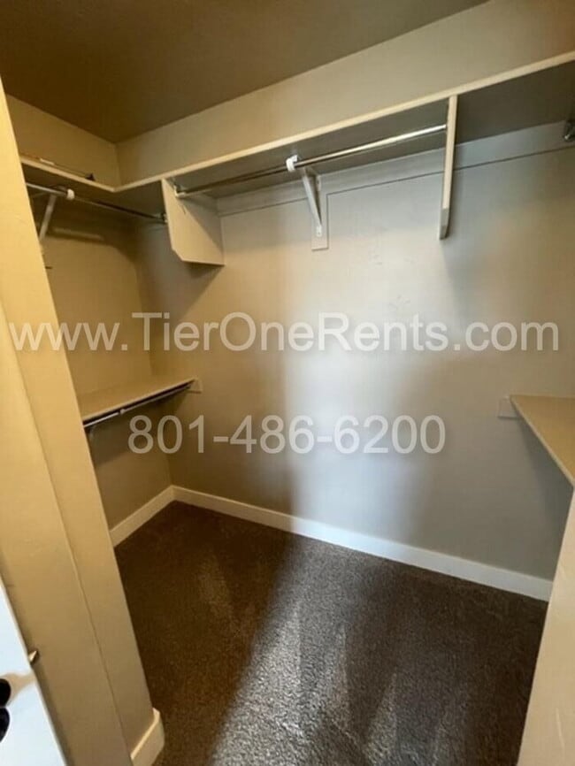 Building Photo - No deposit option for qualified renters