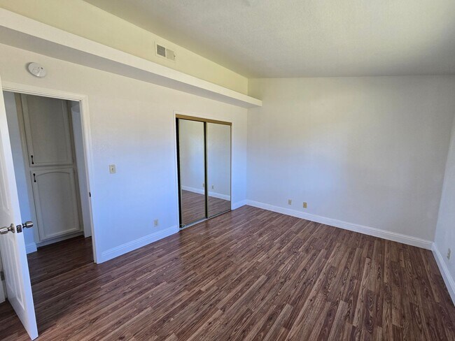 Building Photo - Beautiful 3 Bedroom, 2 Bathroom Home on a Corner Lot – Move-In Ready!