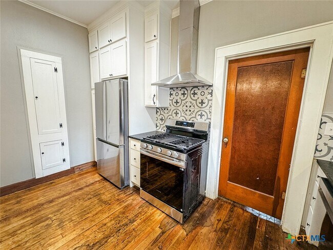Building Photo - 507 W Brazos St