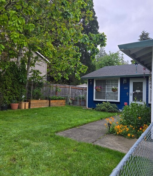 Building Photo - 650 SE Alder Ct