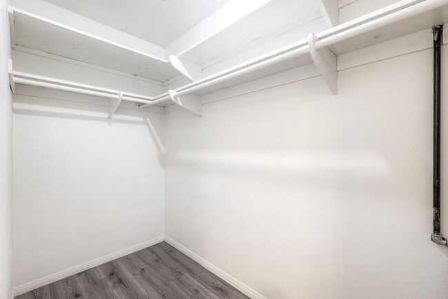 Building Photo - Lakeside Upstairs First Month FREE 1 Bd / 1 ba w/ In Unit  Laundry, Parking, + Water/Trash Included