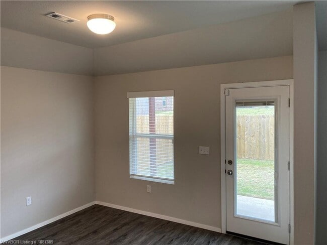 Building Photo - 8004 Dogwood Dr