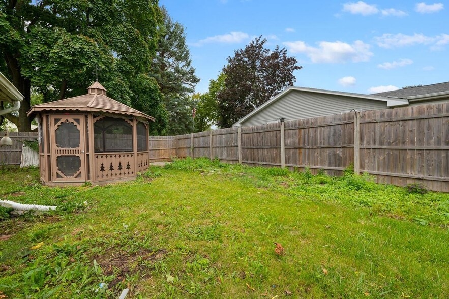 Building Photo - 1110 Lourdes Ave