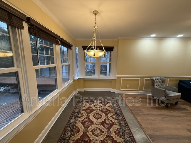 Building Photo - 701 W Locust St