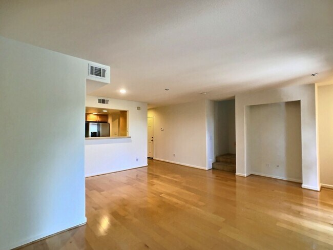 Building Photo - 2 Bedroom Top Floor Townhouse in Southwest San Jose with Garage