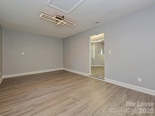 Building Photo - 633 Pennwood Ln