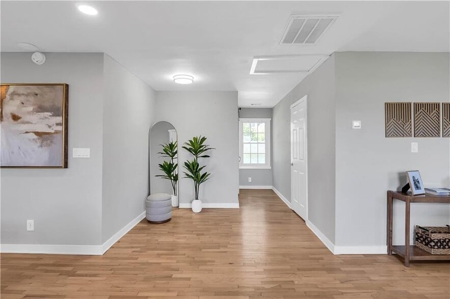 Building Photo - 3910 Clairmont Rd