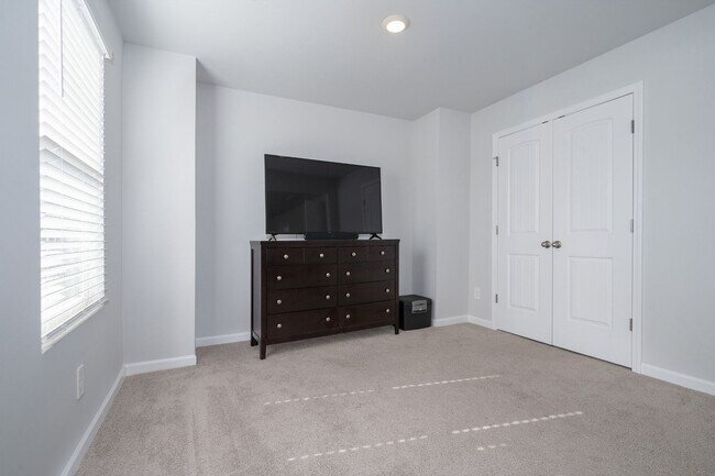 Building Photo - 447 Augustine Dr