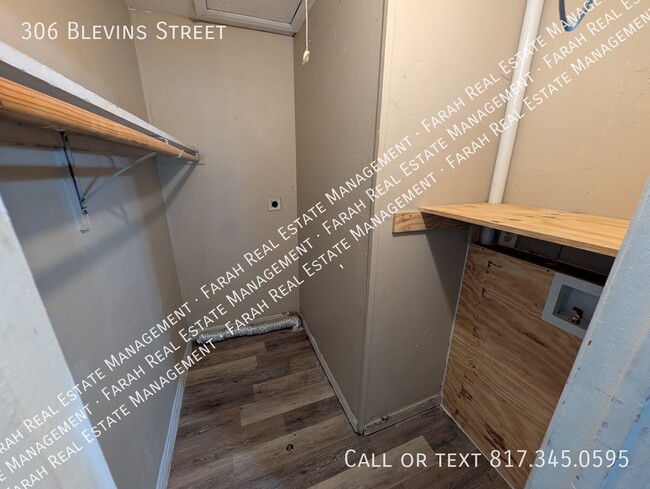Building Photo - 306 Blevins St