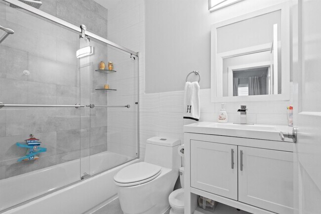 Building Photo - 114 Bleecker St