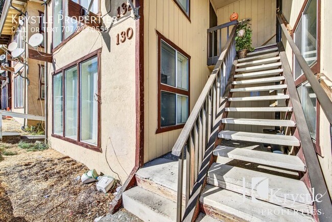 Building Photo - Spacious apartment with laundry hookups