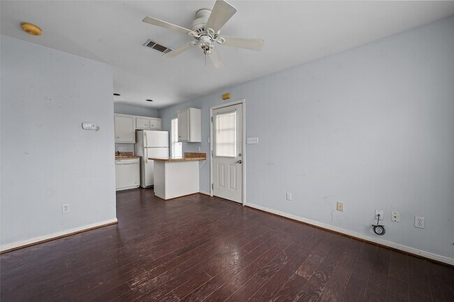Building Photo - 2142 Sul Ross St