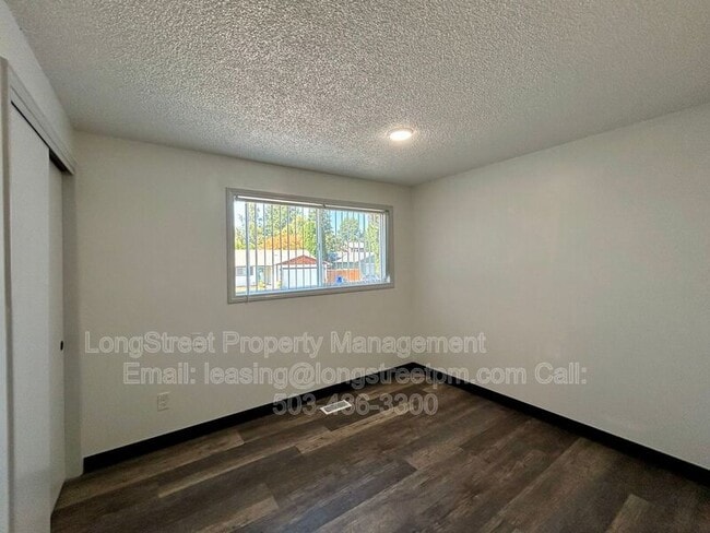 Building Photo - 794 SW Orchard Pl