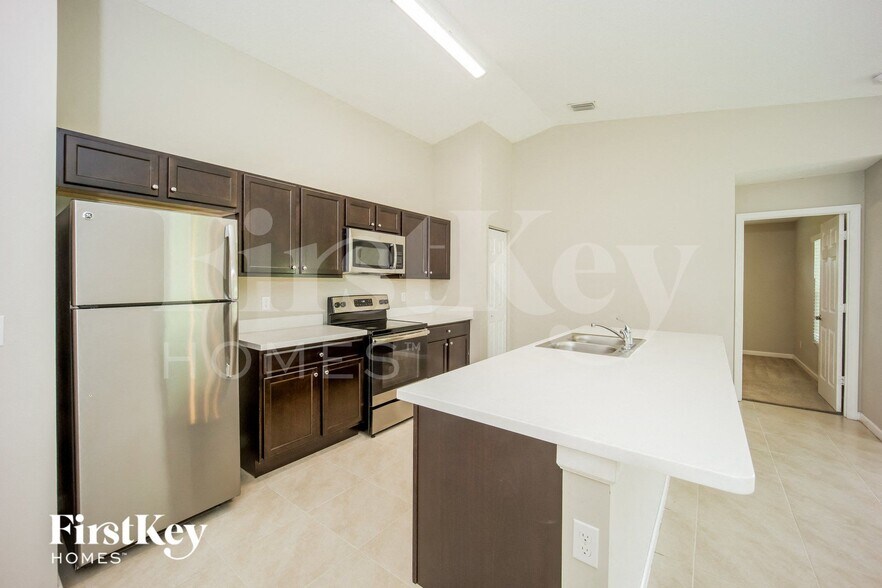 Building Photo - 154 NW Curtis St