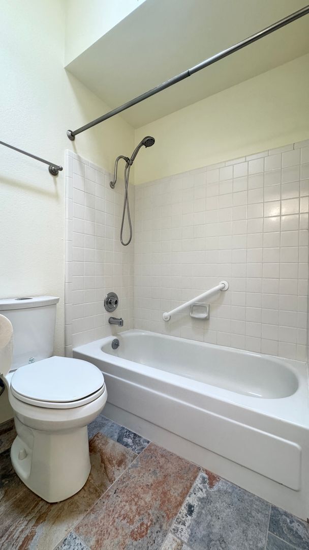 Building Photo - NW (Oracle and Orange Grove) 2 bedroom, 2 bath townhouse, 2 car garage, solar panels, no carpet!