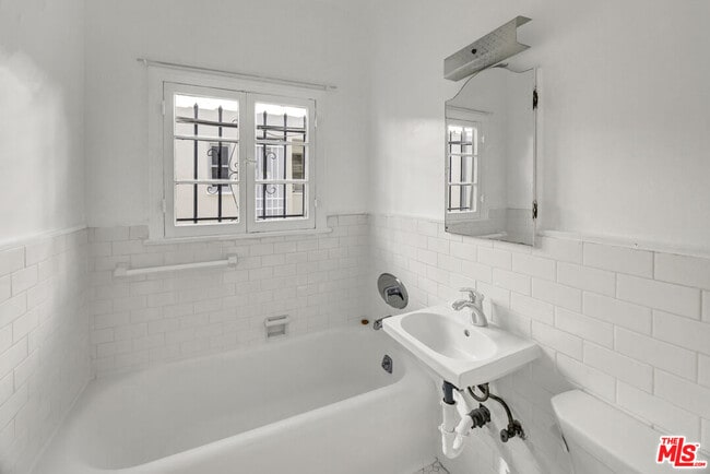 Building Photo - 351 N Sierra Bonita Ave