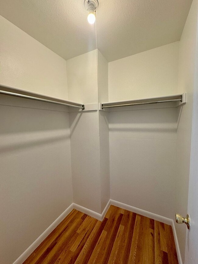 Building Photo - Updated 2 Bedroom with AC