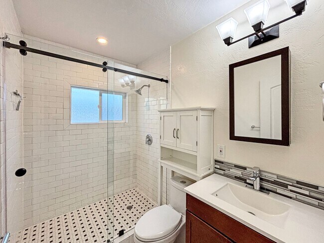 Building Photo - Beautiful 3BD/3BA House in Talmadge w/ ADU...
