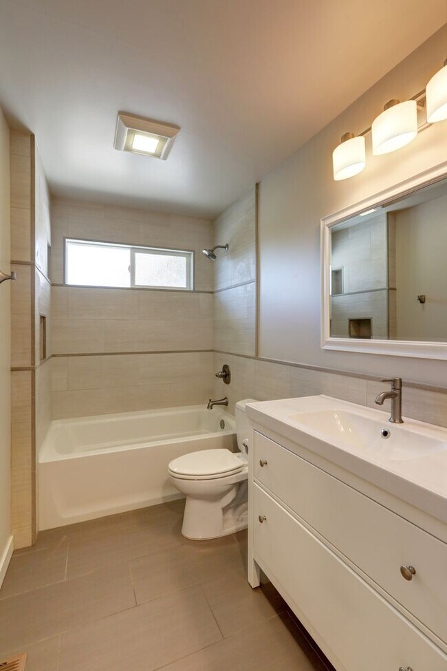 Building Photo - Beautifully Remodeled 4bd, 1.75ba Rambler Available in the Heart of Bellevue.
