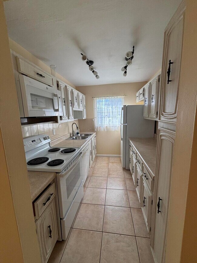 Building Photo - 707 High Point Blvd N