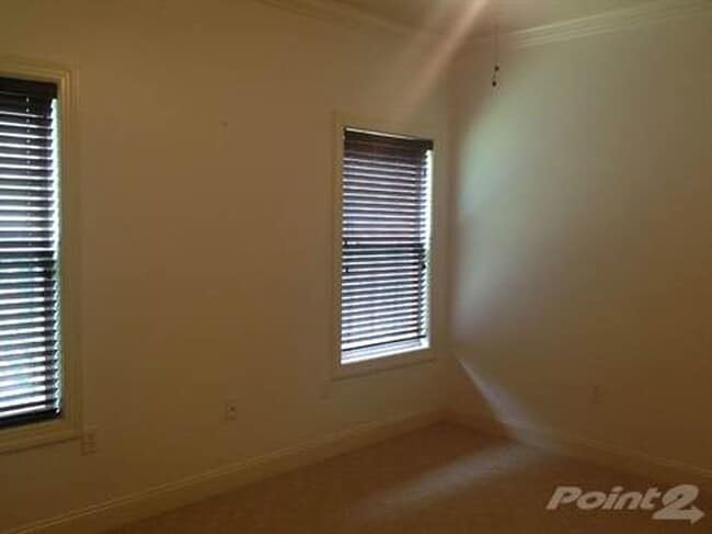 Building Photo - Oxford’s Best Neighborhood!!