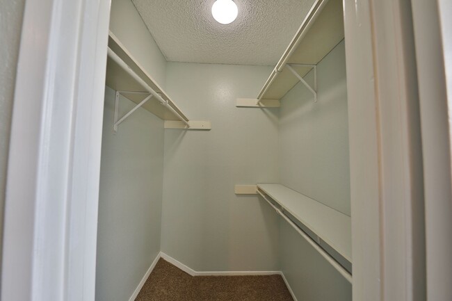 Building Photo - 2 Bedroom Townhome available for Immediate...