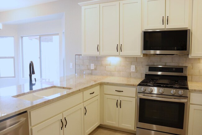 Building Photo - Brand New Home in Holiday