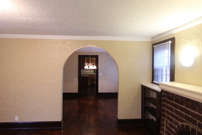 Building Photo - 1605 4th Terrace W