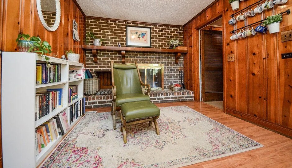 sitting room - 2506 Elm Dr NE