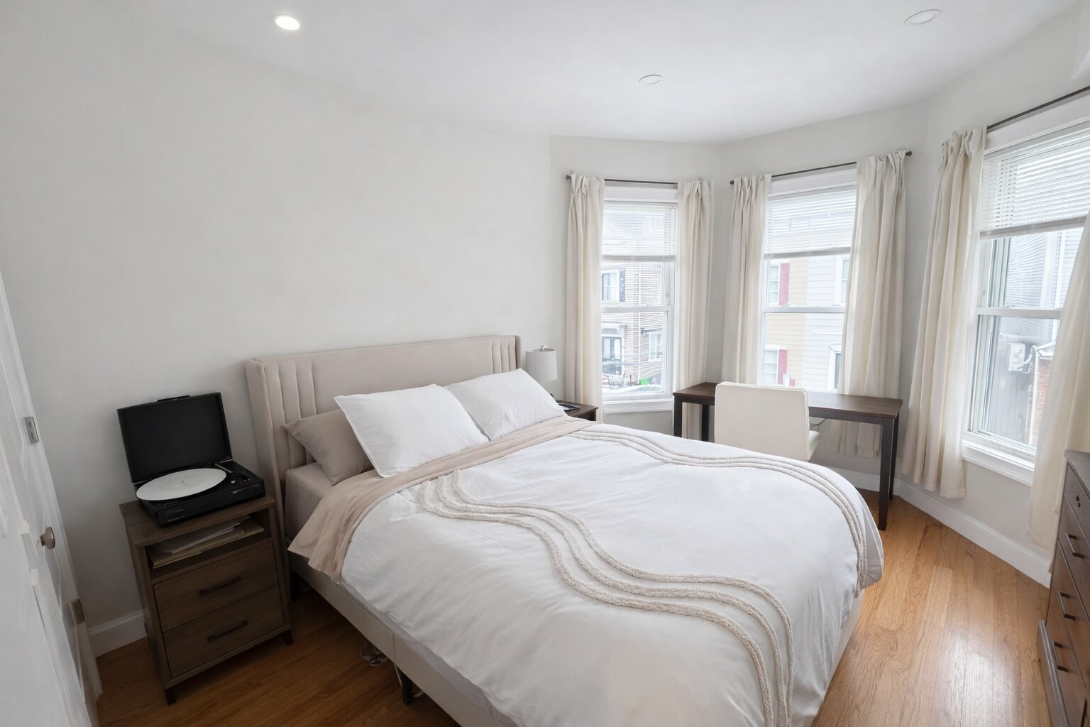 Building Photo - 910 E 4th St