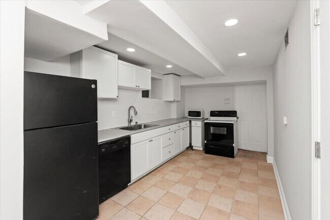 Primary Photo - 3 bedroom in Chicago IL 60640