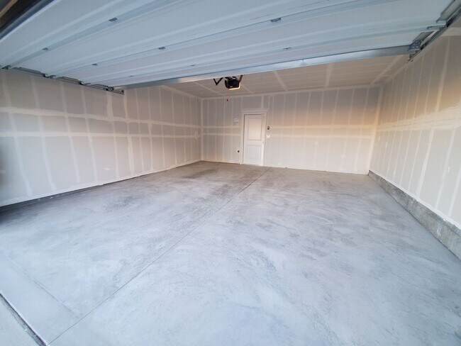Building Photo - Newer Townhouse in Ideal North Gate Location!