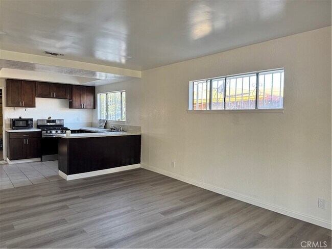 Building Photo - 1285 E Kingsley Ave