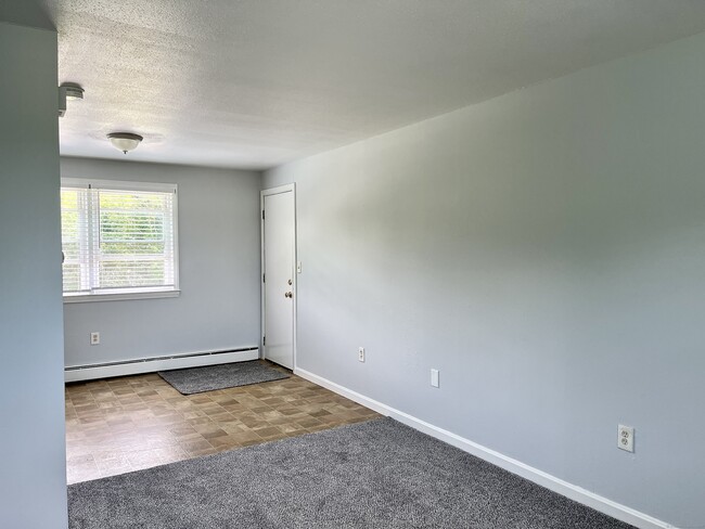 Building Photo - 608 Norwich Ave