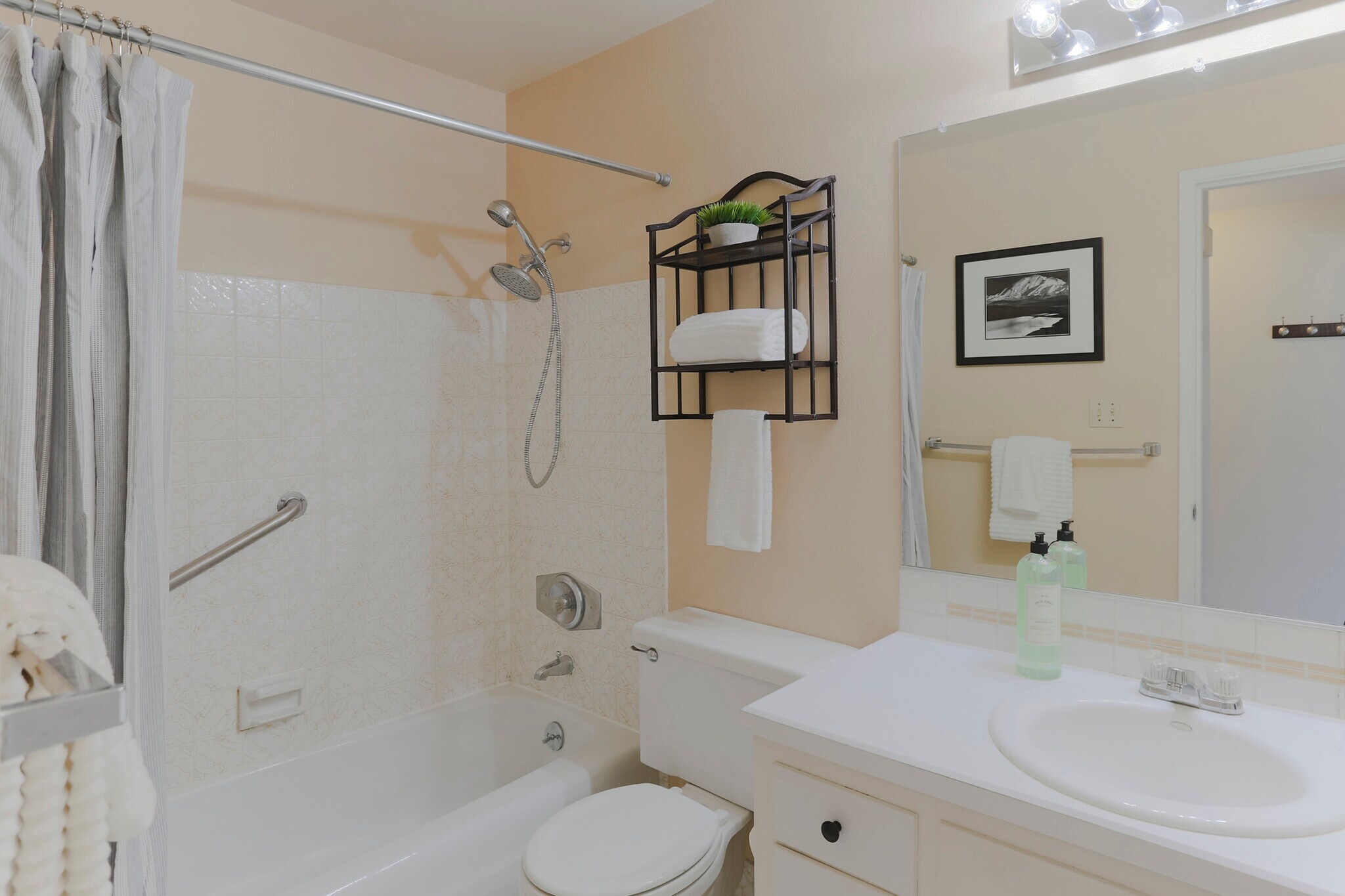 Building Photo - 911 N 73rd St