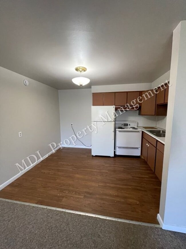 Building Photo - 121 N Woodbridge St